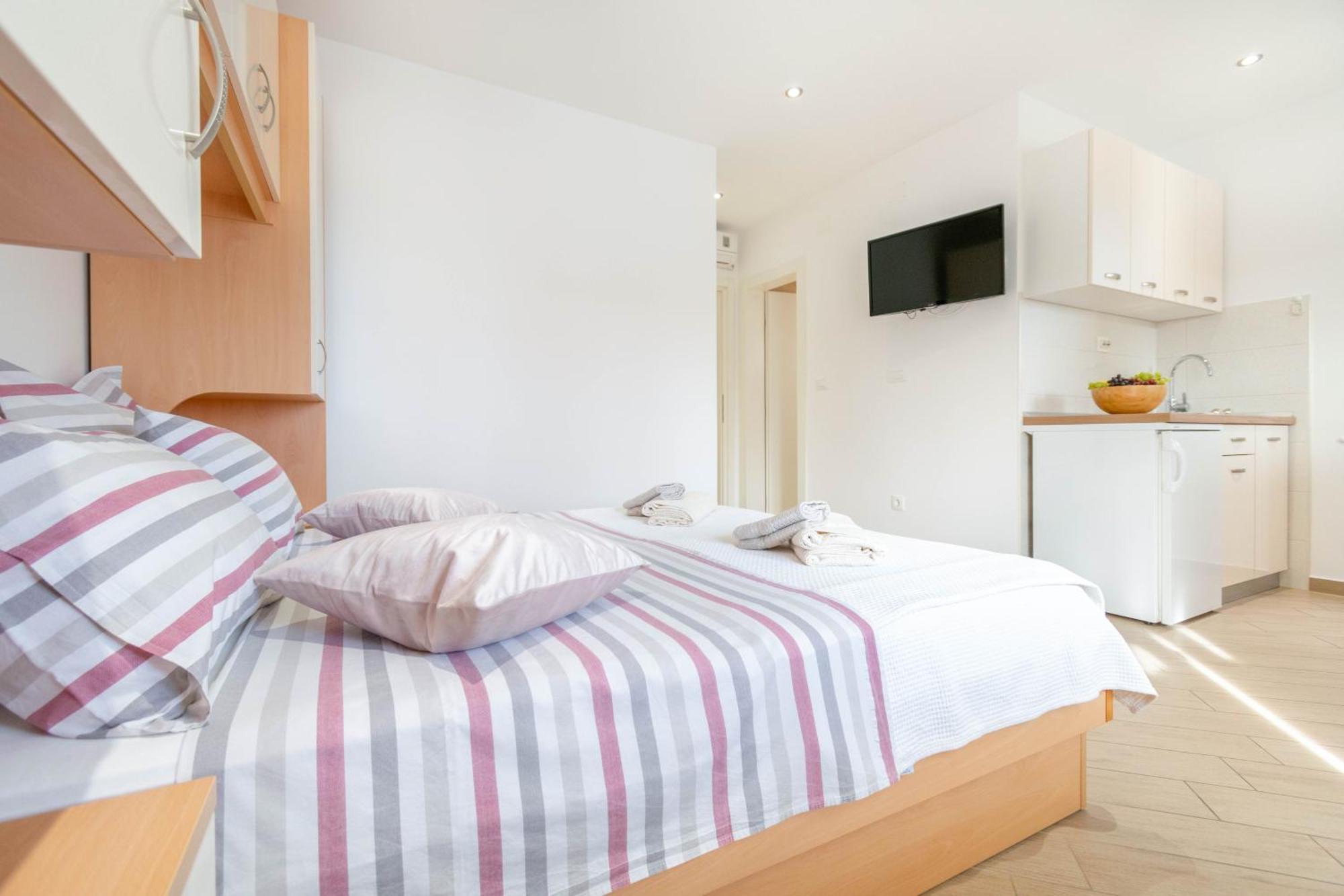 Studio Apartmani Dora Макарска Экстерьер фото