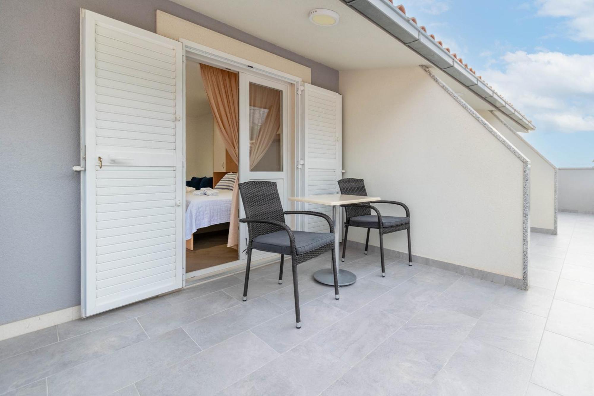 Studio Apartmani Dora Макарска Экстерьер фото