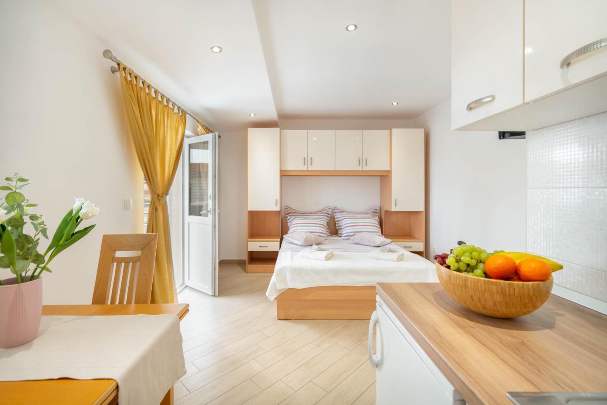 Studio Apartmani Dora Макарска Экстерьер фото