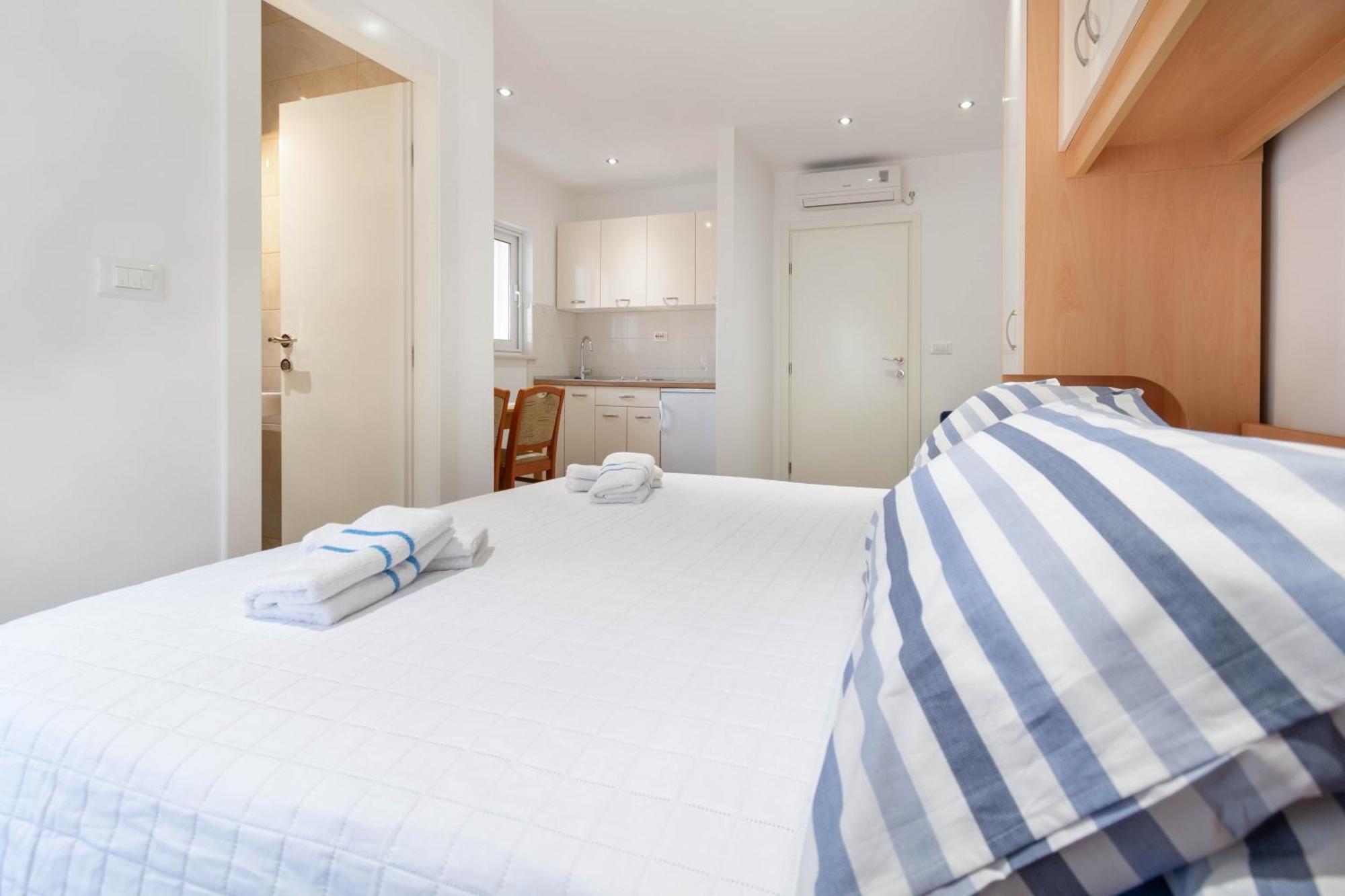Studio Apartmani Dora Макарска Экстерьер фото