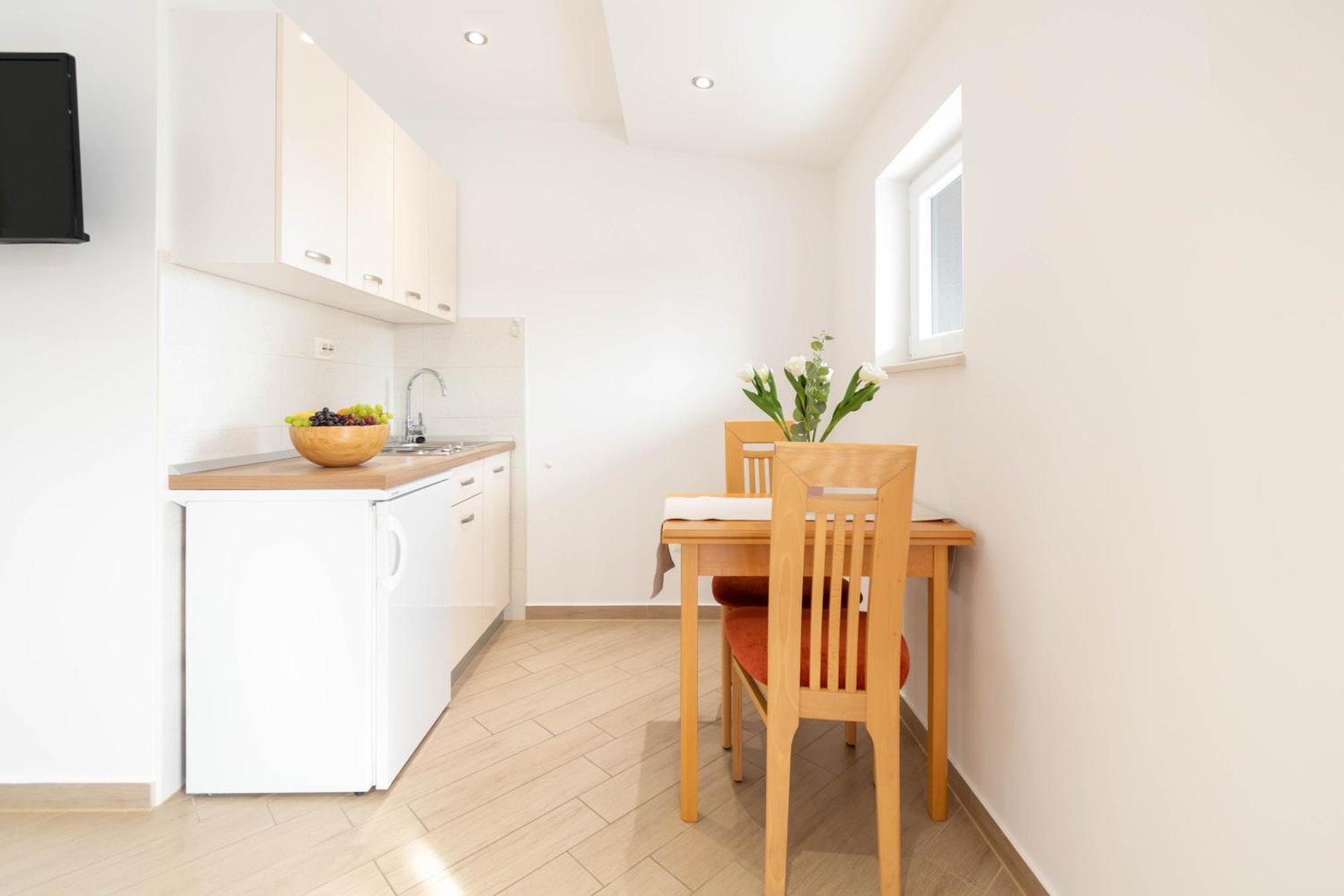 Studio Apartmani Dora Макарска Экстерьер фото